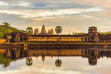 Fototapeta premium The ancient Khmer temple of Angkor Wat at sunset