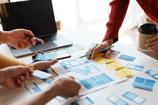 Programmers are working together to develop mobile apps that are modern and easy to use today.