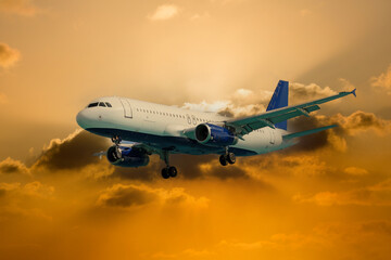 Fototapeta na wymiar Flugzeug am Himmel / Sonnenuntergang (Jet)