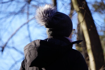 Ciepło ubrana kobieta w zimowej czapce i kurtce © Adam