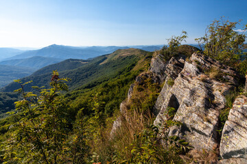 Górski krajobraz Bukowego Berda z ogromną wychodnią skalną na pierwszym planie i Połoniną Caryńską w tle, Bieszczady, Polska
