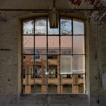 usine ancienne &agrave; l'abandon avec des fen&ecirc;tres bris&eacute;es