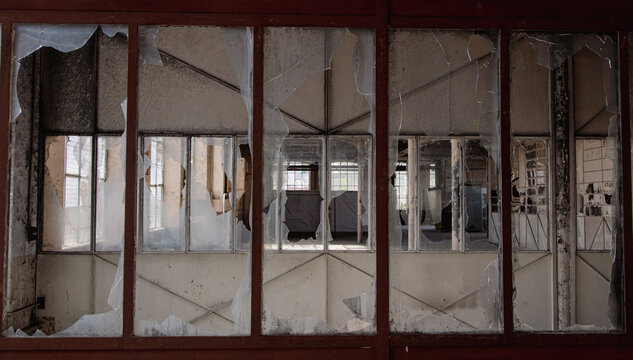 usine ancienne &agrave; l'abandon avec des fen&ecirc;tres bris&eacute;es