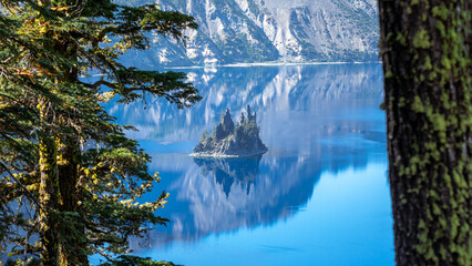 Crater Lake at Phantom Ship Overlook in Crater Lake National Park in Oregon © Foto-Jagla.de