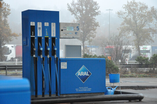 Aral, Autobahntankstelle A1: blaue Zapfs&auml;ulen zum Benzin tanken