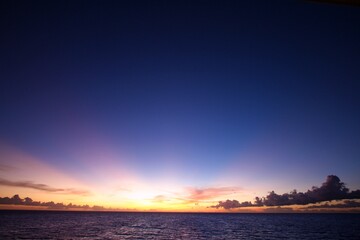 Sonnenaufgang über Ozean