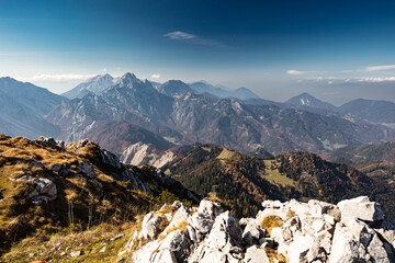 Fototapeta na wymiar View from Loibler Baba to the west on the carinthian Slovenian border on a beautiful autumn day.