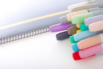 カラーマーカーとスケッチブック