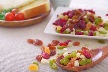 ダイスカットされたドライフルーツ