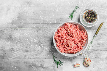 Obraz na płótnie Canvas Raw minced beef with spices and herbs .