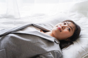 Obraz premium 仕事中に仮眠を取る若いビジネスウーマン