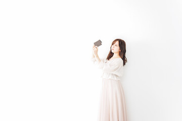 財布を確認して落ち込む若い女性