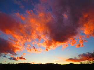 茜色に色づく夕暮れの雲