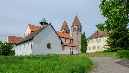 Fototapeta na wymiar Kirche auf Reichenau am Bodensee