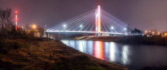 Brama Przemyska. Oświetlony nocą most 
w Przemyślu nad rzeką San.