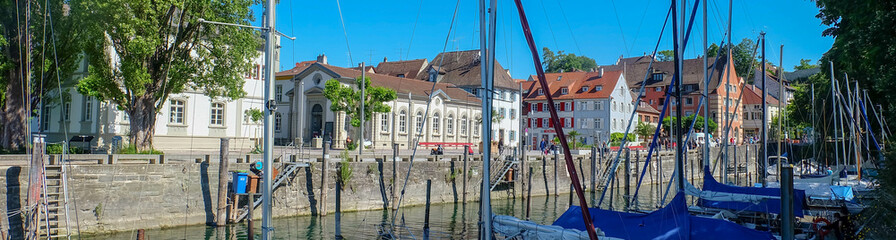 Fototapeta premium Mantelhafen Überlingen am Bodensee mit Schiffen 