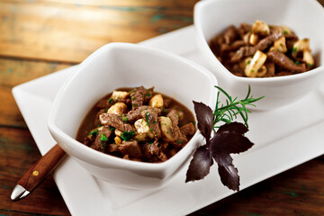 Saboroso picadinho de carne com cogumelos ao molho oriental - pedaços de carne bovina com molho madeira