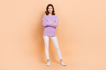 Obraz premium Photo of stunning lady wear stylish clothes promoting new collection boutique stand near empty space isolated on beige color background