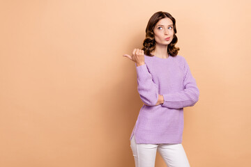 Obraz premium Photo of minded lady wear purple stylish clothes suspicious look empty space offer thinking buy or not isolated on beige color background