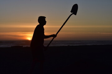 Cavando en la playa