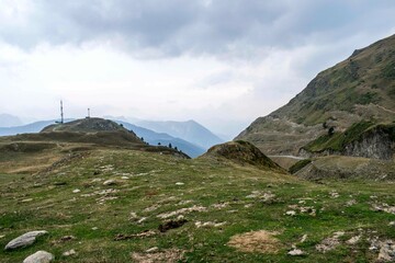 Vistas de altas cumbres en el Parque Natural del Alto Pirineo Catalán - obrazy, fototapety, plakaty