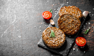Cutlets with garlic and a sliced tomato.