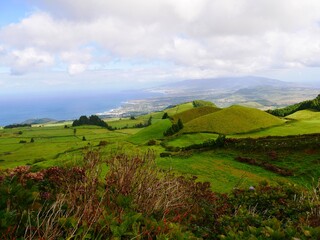 Obraz premium Point de vue sur l'océan Atlantique du pico do Carvao et sur le village de Feteiras à l'ouest de l'île de Sao Miguel dans l'archipel des Açores au Portugal