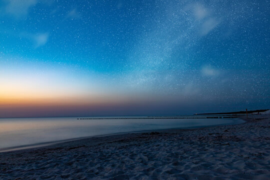 Sternenhimmel in der Abenddämmerung an der Ostseeküste von Ahrenshoop