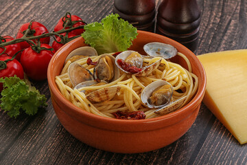 Pasta with vongole and tomato