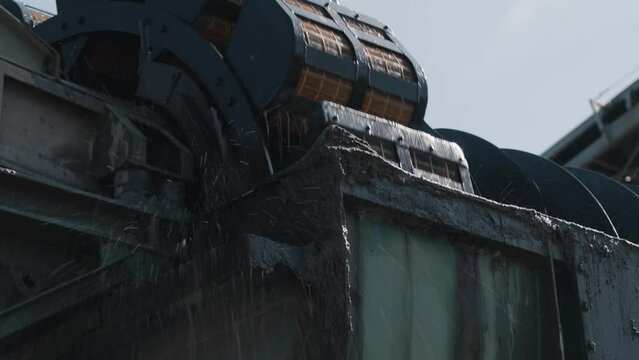 Kiestagebau mit Maschinen und Wasser