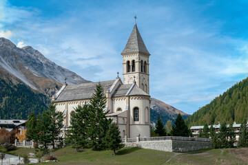 Fototapeta na wymiar The village church of Sulden