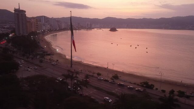 Amanecer en Acapulco Asta Bandera