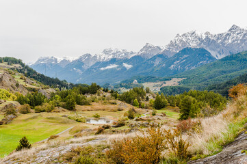 Fototapeta premium Ardez, Dorf, Bergsee, Ruine, Felsen, Unterengadin, Alpen, Graubünden, Wanderweg, Il Lai, Tarasp, Herbst, Herbstfarben, Schweiz