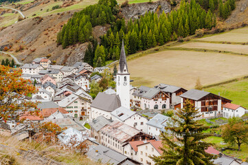 Ardez, Dorf, Kirche, Kirchturm, Unterengadin, Ruine, Felsen, Alpen, Graubünden, Wanderweg, Herbst,...