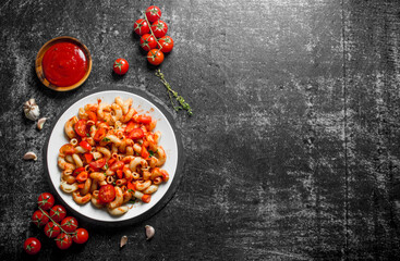 Pasta with tomatoes,sauce and thyme.