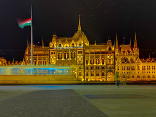 Węgry Budapeszt Stary tramwaj jadący na tle Parlamentu wieczorem  - obrazy, fototapety, plakaty
