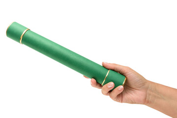 Mão feminina segurando um canudo de formatura na  cor verde, simbolizando a diplomação em um...