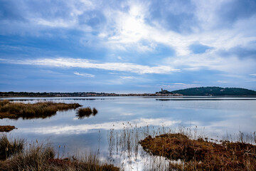 Le village de Gruissan vu depuis les bords de l'étang de Gruissan
