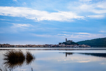 Le village de Gruissan vu depuis les bords de l'étang de Gruissan