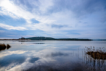 Le village de Gruissan vu depuis les bords de l'étang de Gruissan