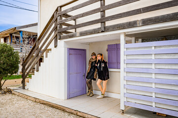 Femmes dans les chalets sur pilotis de la plage des chalets de Gruissan