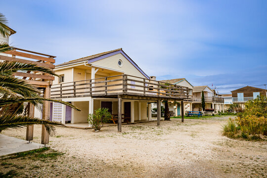Les chalets sur pilotis de la plage des chalets de Gruissan