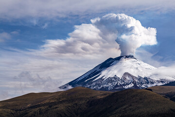 Obraz na płótnie Canvas Cotopaxi in eruption