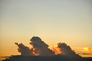 fim de tarde por do sol c&eacute;u com nuvens 