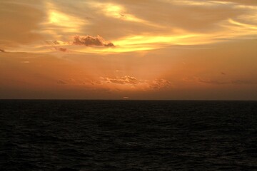Sonnenaufgang über Ozean