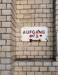 Fototapeta na wymiar Wegweiser an der Fassade einer alten Fabrik, Berlin, Deutschland
