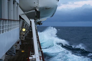Eine riesige Welle an der steuerbord Seite eines Kreuzfahrtschiffes in Norwegen