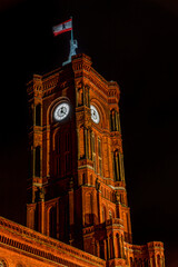 Rotes Rathaus bei Nacht