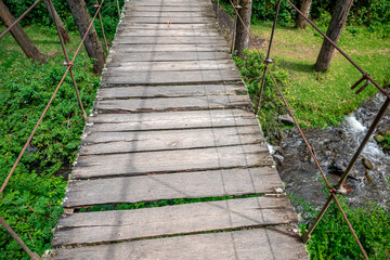 Obraz premium hanging wooden bridge in the forest