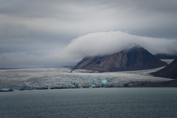 Wolken über den eisigen Gletschern von Spitzbergen